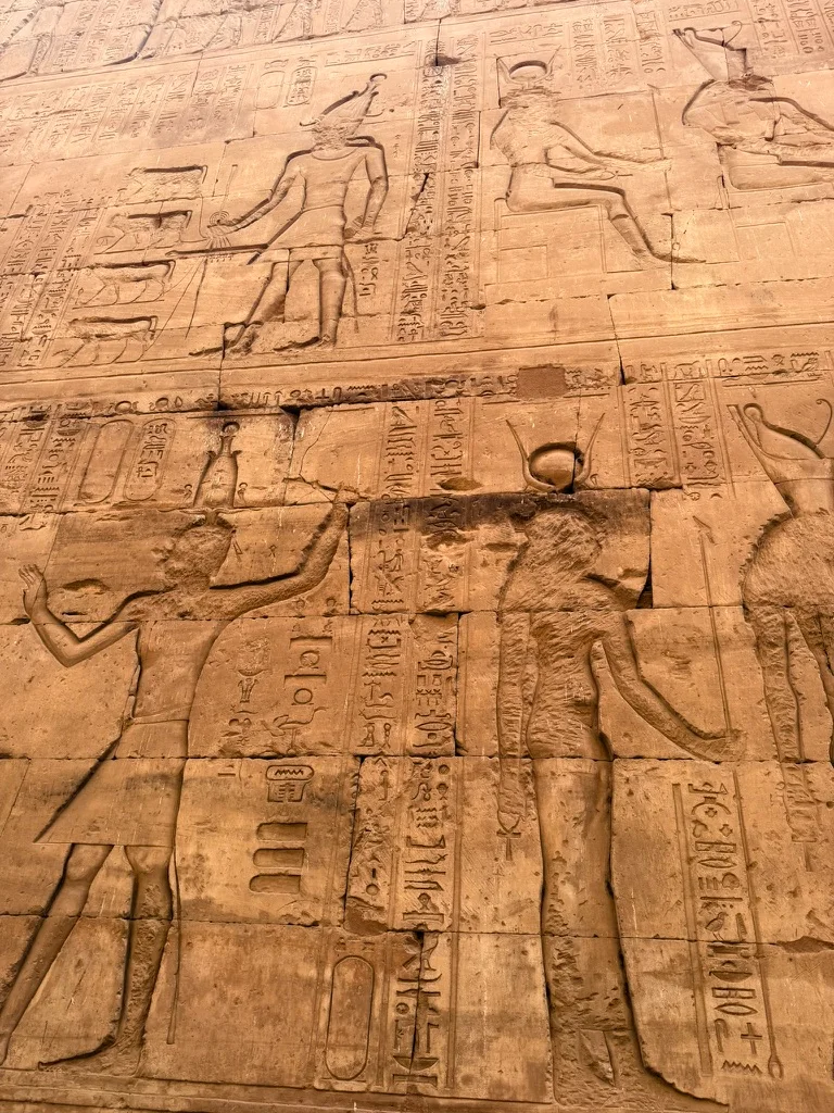 Scènes gravées dans le temple d'Edfou sur les murs