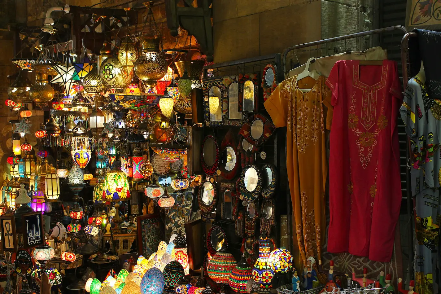 Produits orientaux et artisanaux vendus sur un souk