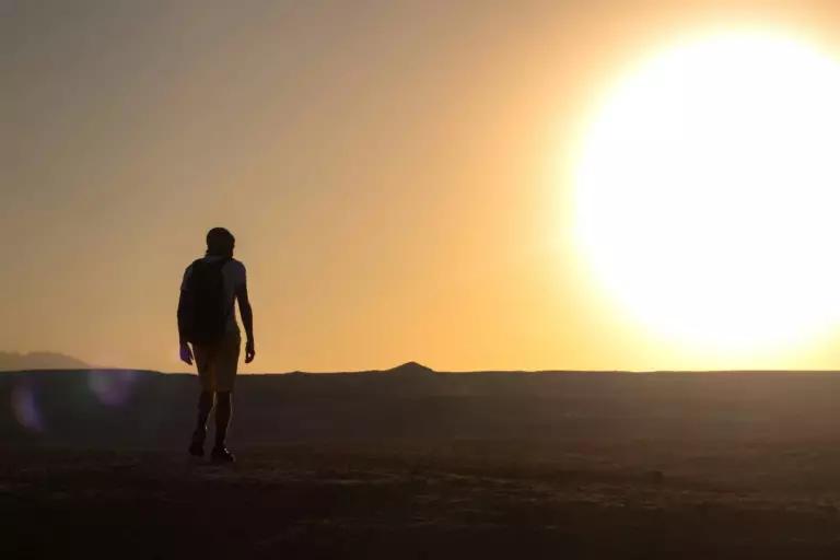 Soleil couchant sur le desert