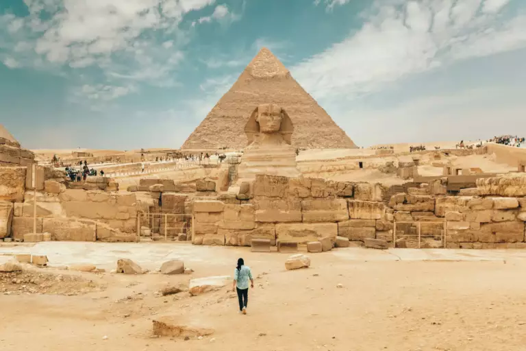 Jeune femme devant le Sphinx et la pyramide de Gizeh