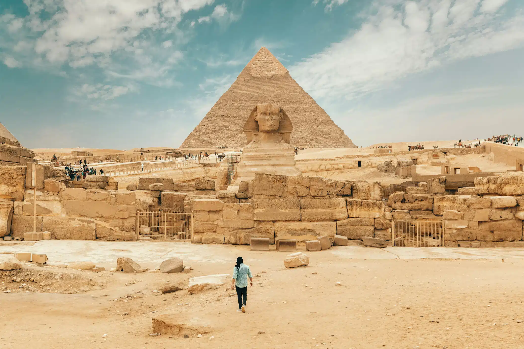 Jeune femme devant le Sphinx et la pyramide de Gizeh