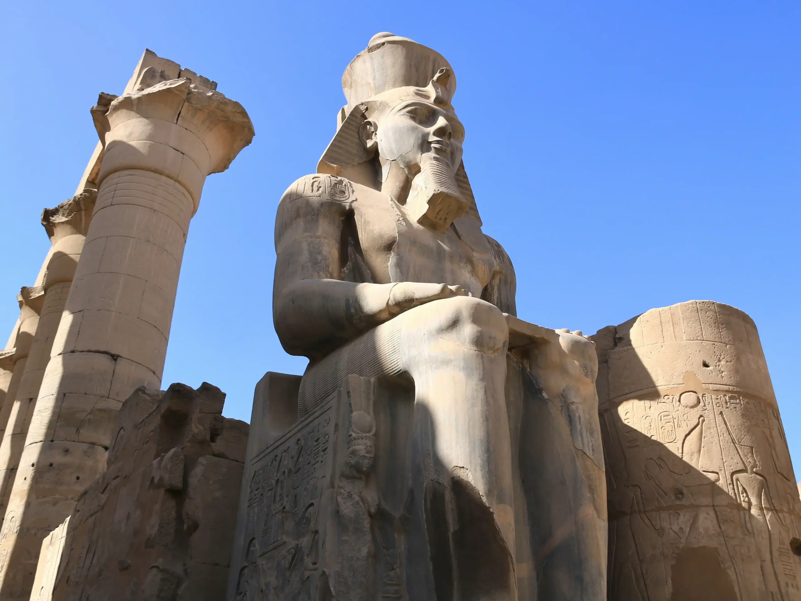 Immense statue de Ramses II au centre de Louxor en Egypte