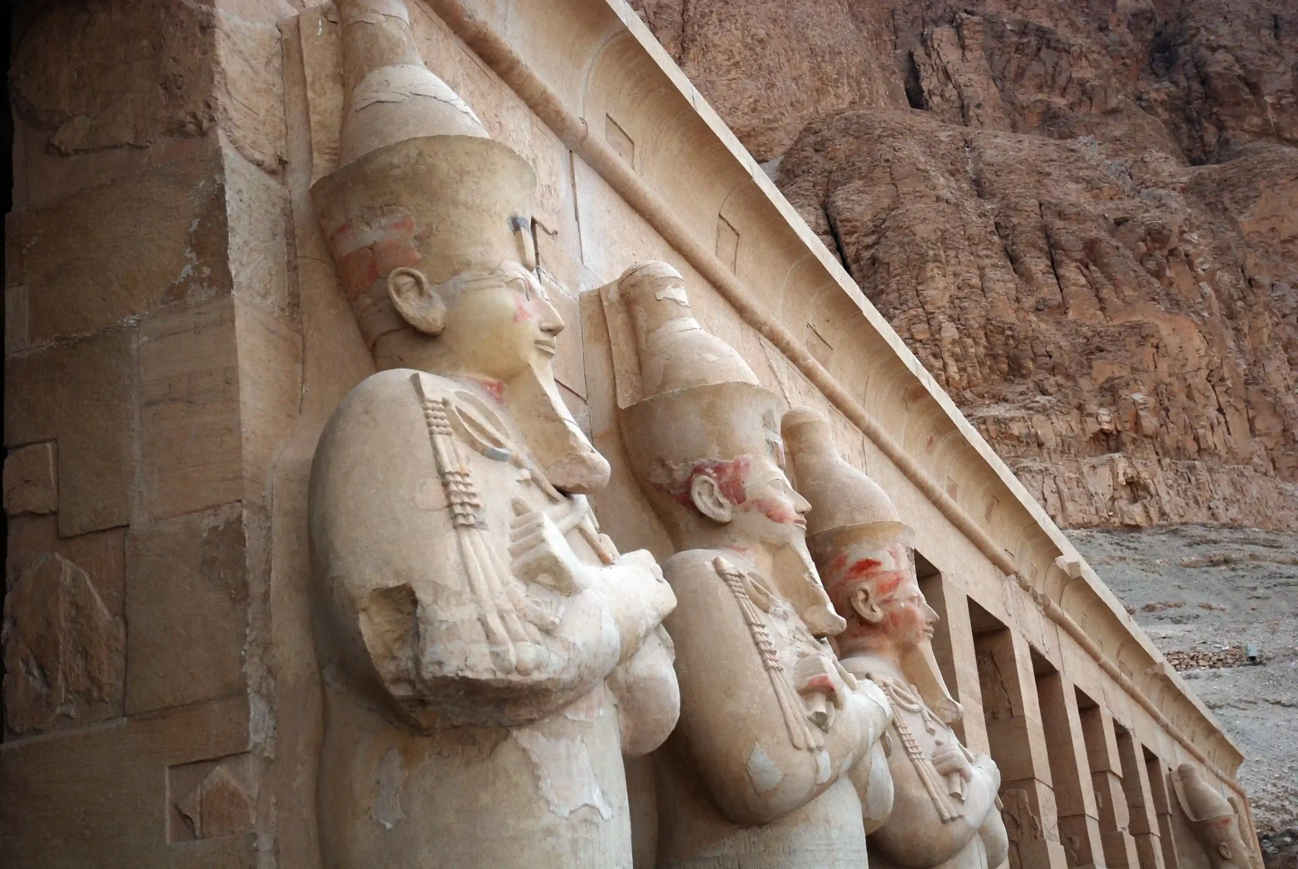 Rangée de statues d'Hatchepsout en homme devant son temple à Louxor