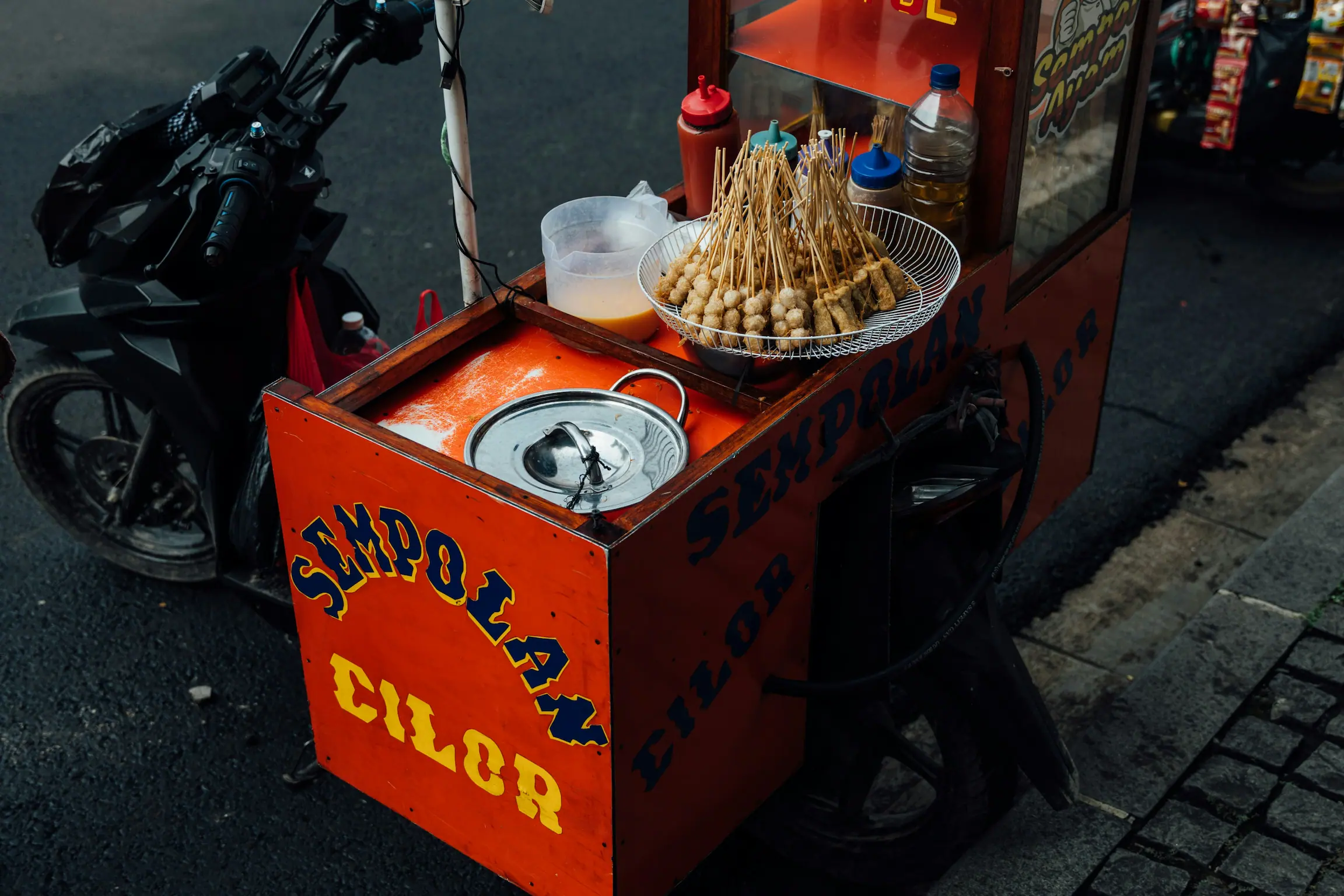 Stand de street food dans la rue de Jakarta