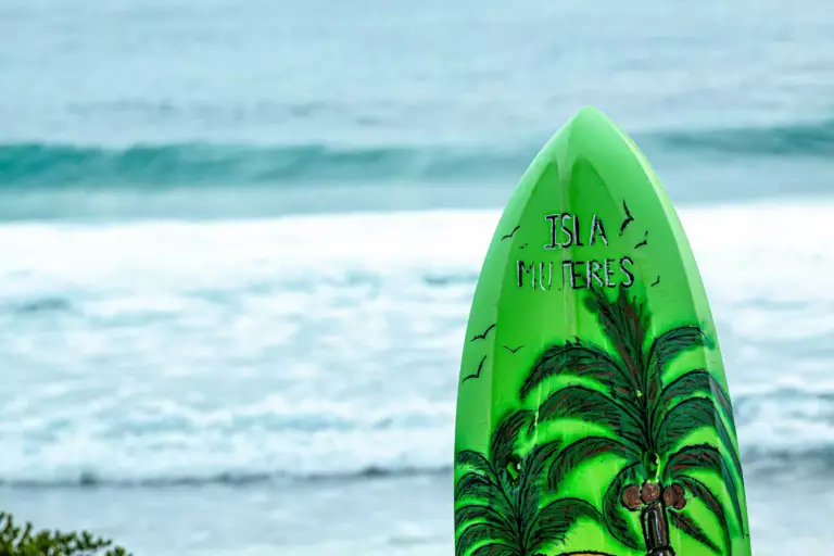 Planche de surf face à la mer à Isla Mujeres