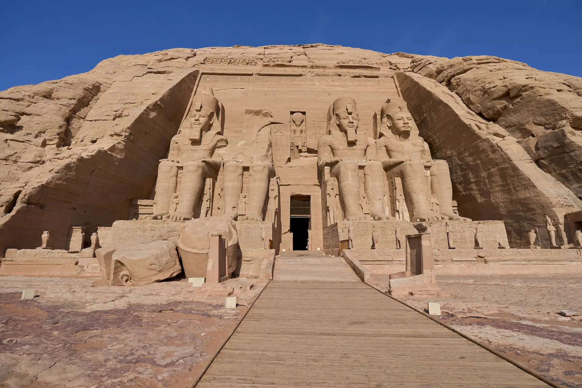 Temple Abou Simbel et ses quatre statues immenses de Ramses II