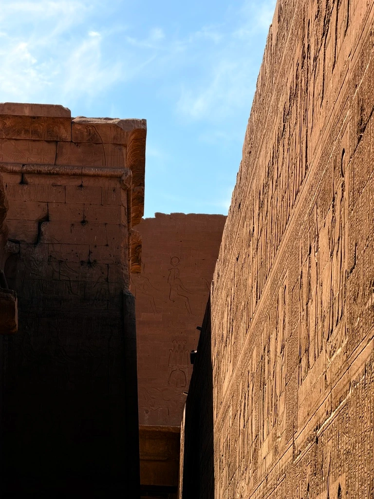 Architecture extérieure du temple d'Edfou, d'immenses pans de murs entièrements gravés