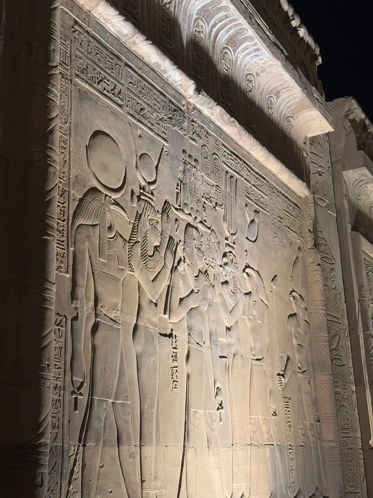 Gravures sur les pierres du temple Kombo en Egypte, vue de nuit