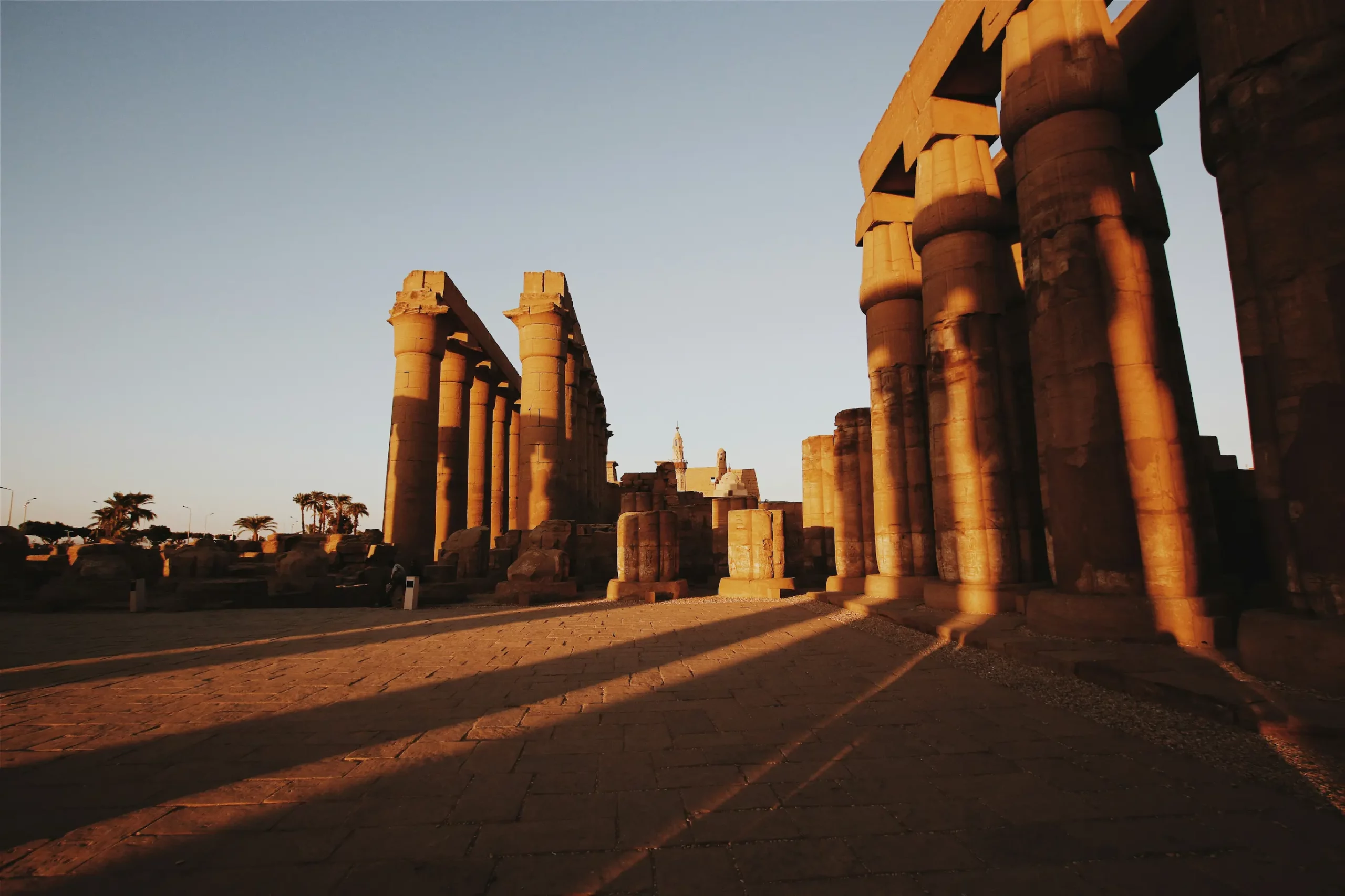 Colonnes du temples de Louxor en Egypte à la lueur du soleil de fin de journée