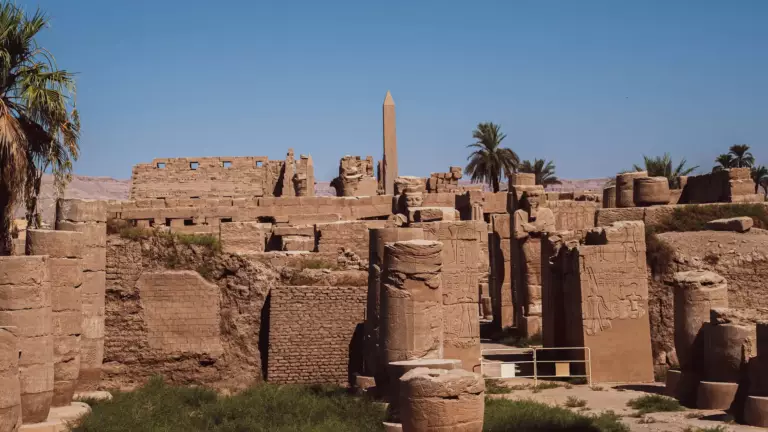 Temple Louxor en Egypte, statues et ruines de pierres en fond.