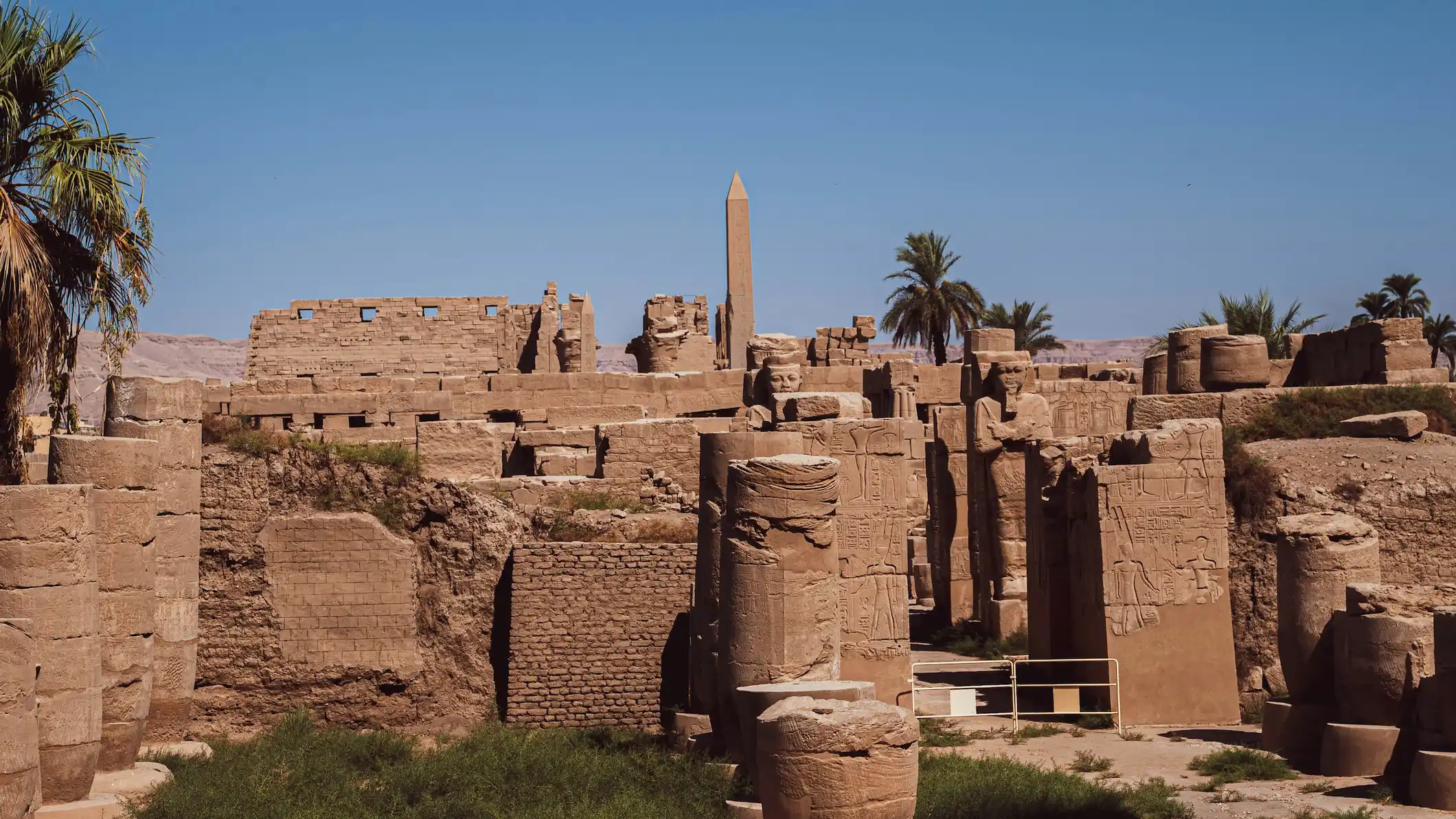 Temple Louxor en Egypte, statues et ruines de pierres en fond.