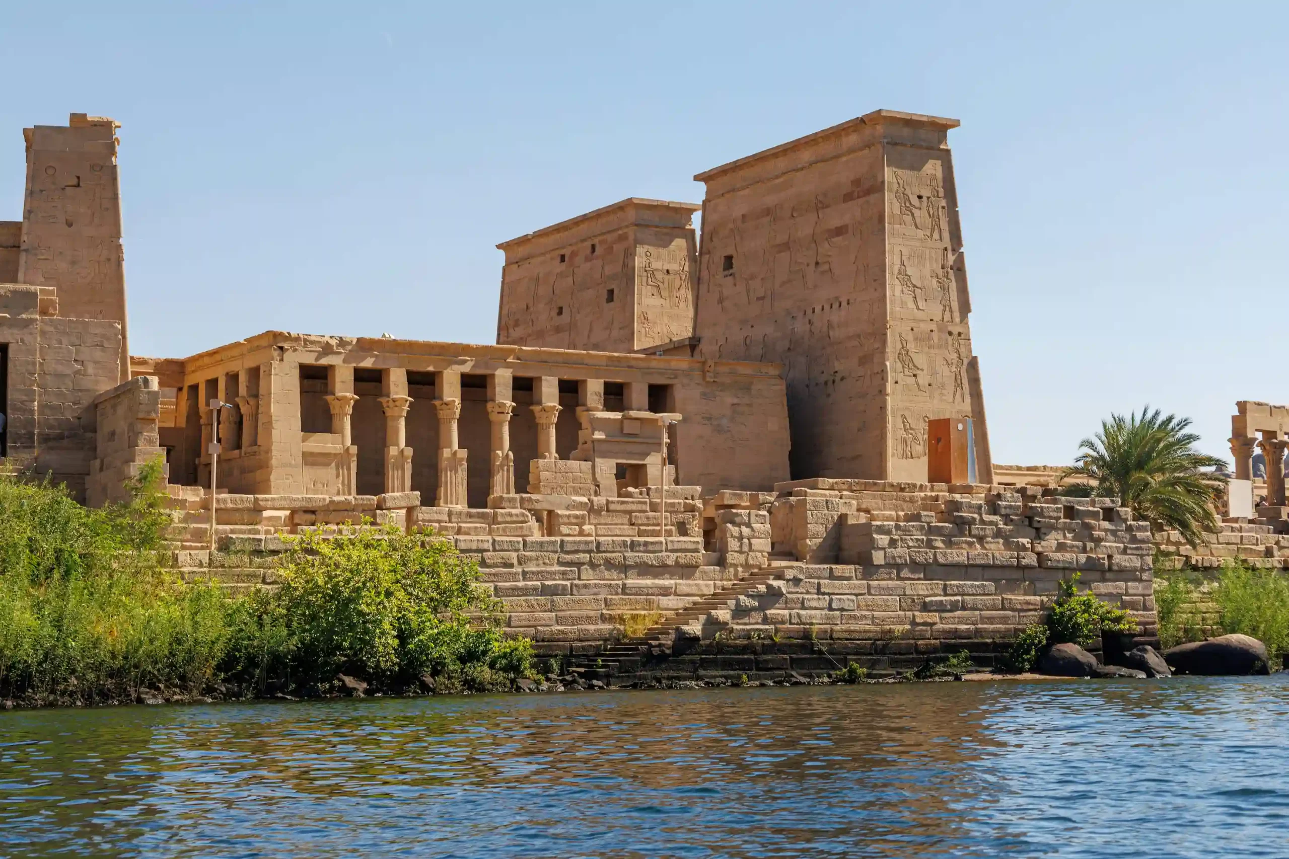 Temple Philae dominant le Nil