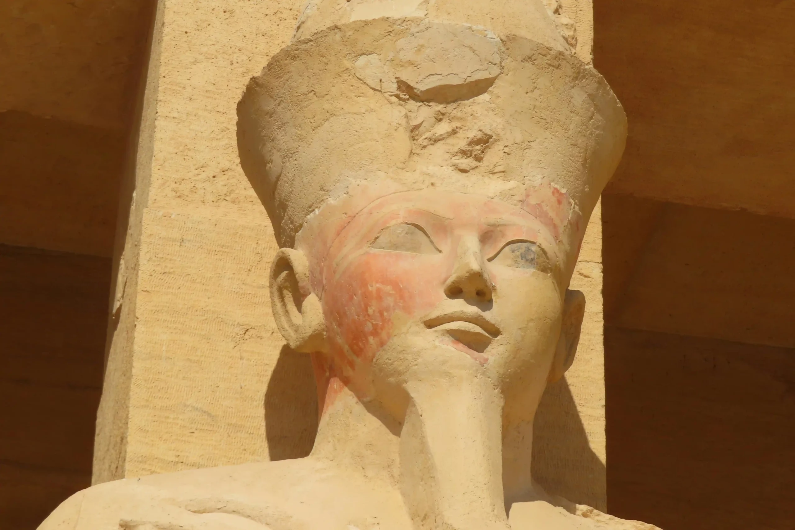 Tête statue Hatchepsout dans son temple à Louxor