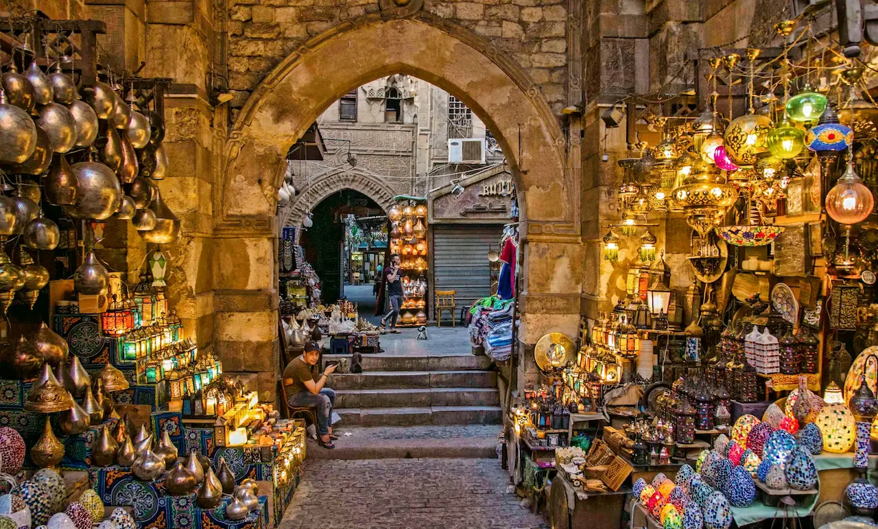 Porte du Soul de Khan el-Khalili dans la ville du Caire avec plein d'objets artisanaux