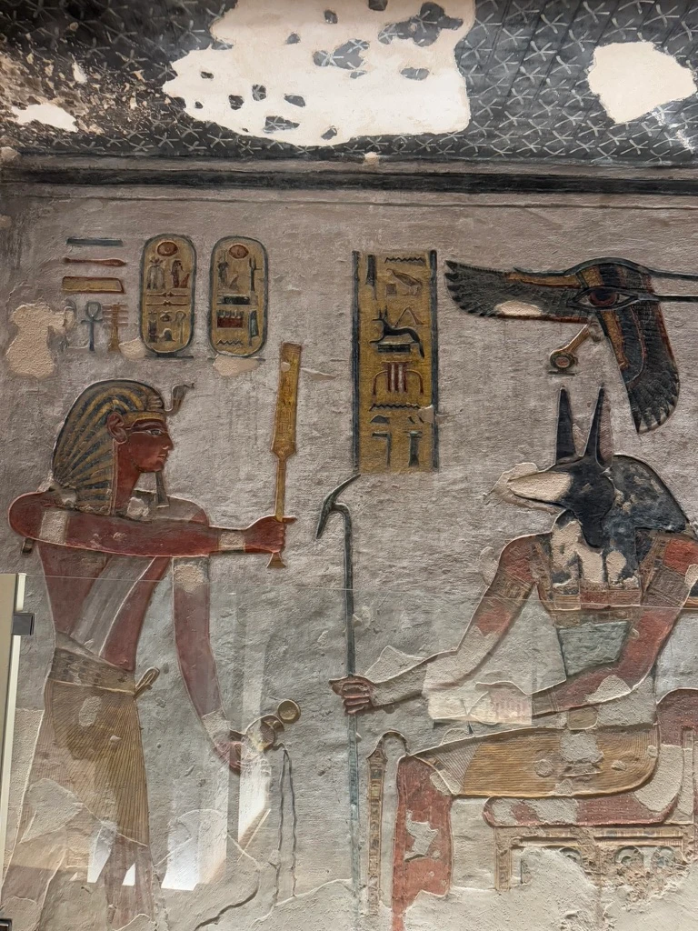 Murs décorés de la tombe de Ramses III dans la vallée rois en Egypte 