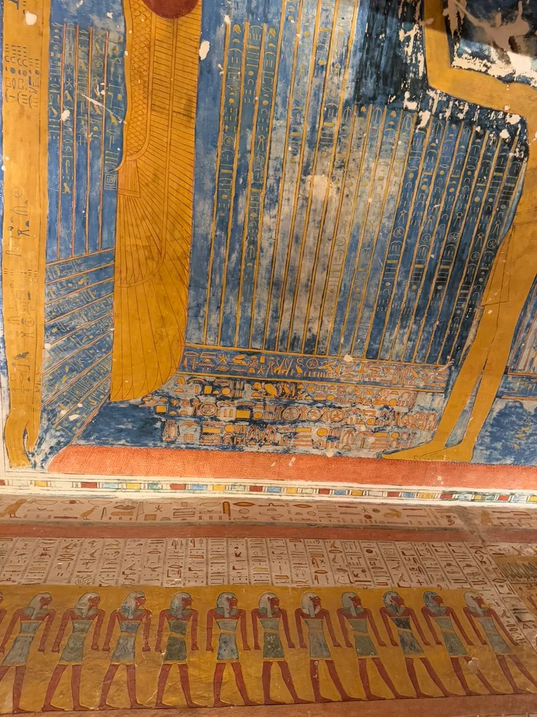 Murs entièrement décorés en jaune et bleu dans la tombe de Ramses IV dans la vallée des rois
