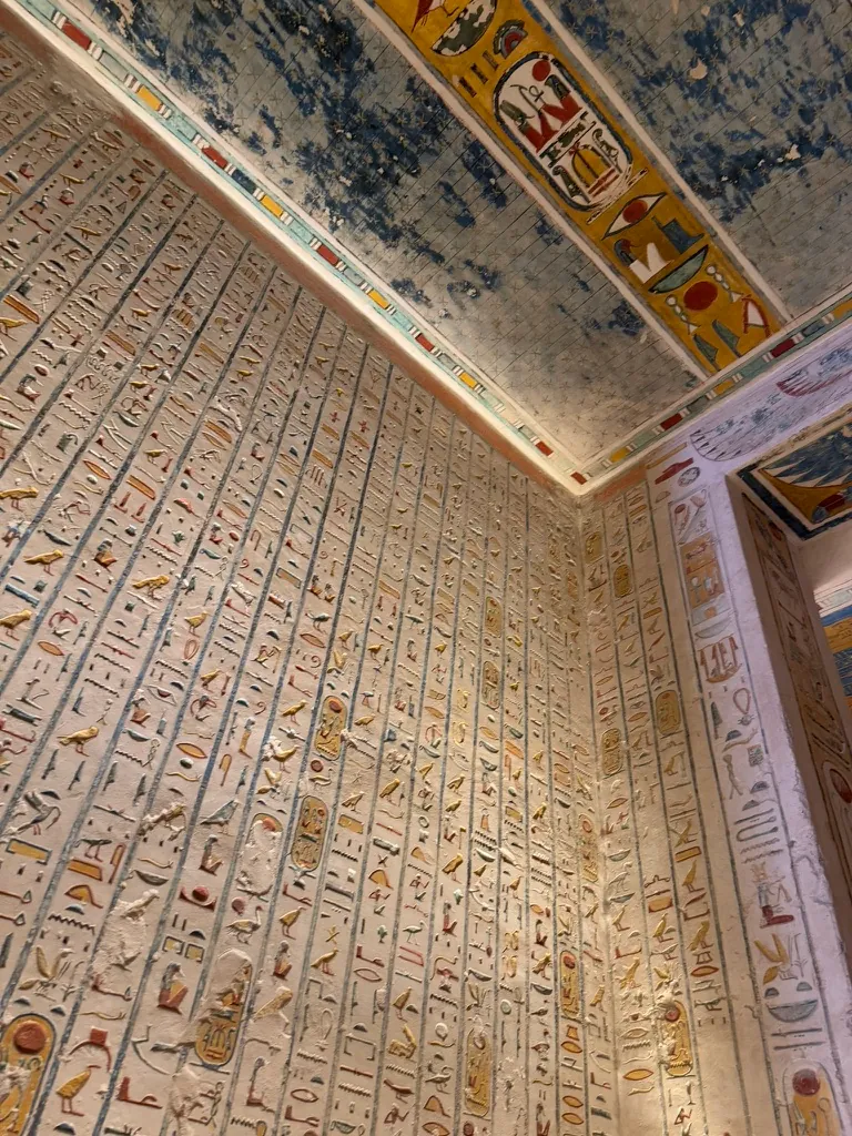 Tombes dans la Vallée des rois avec des murs et des plafonds entièrement décorés et colorés
