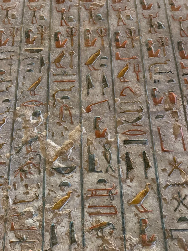 Hieroglyphes colorés sur les murs d'une tombe à la vallée des rois