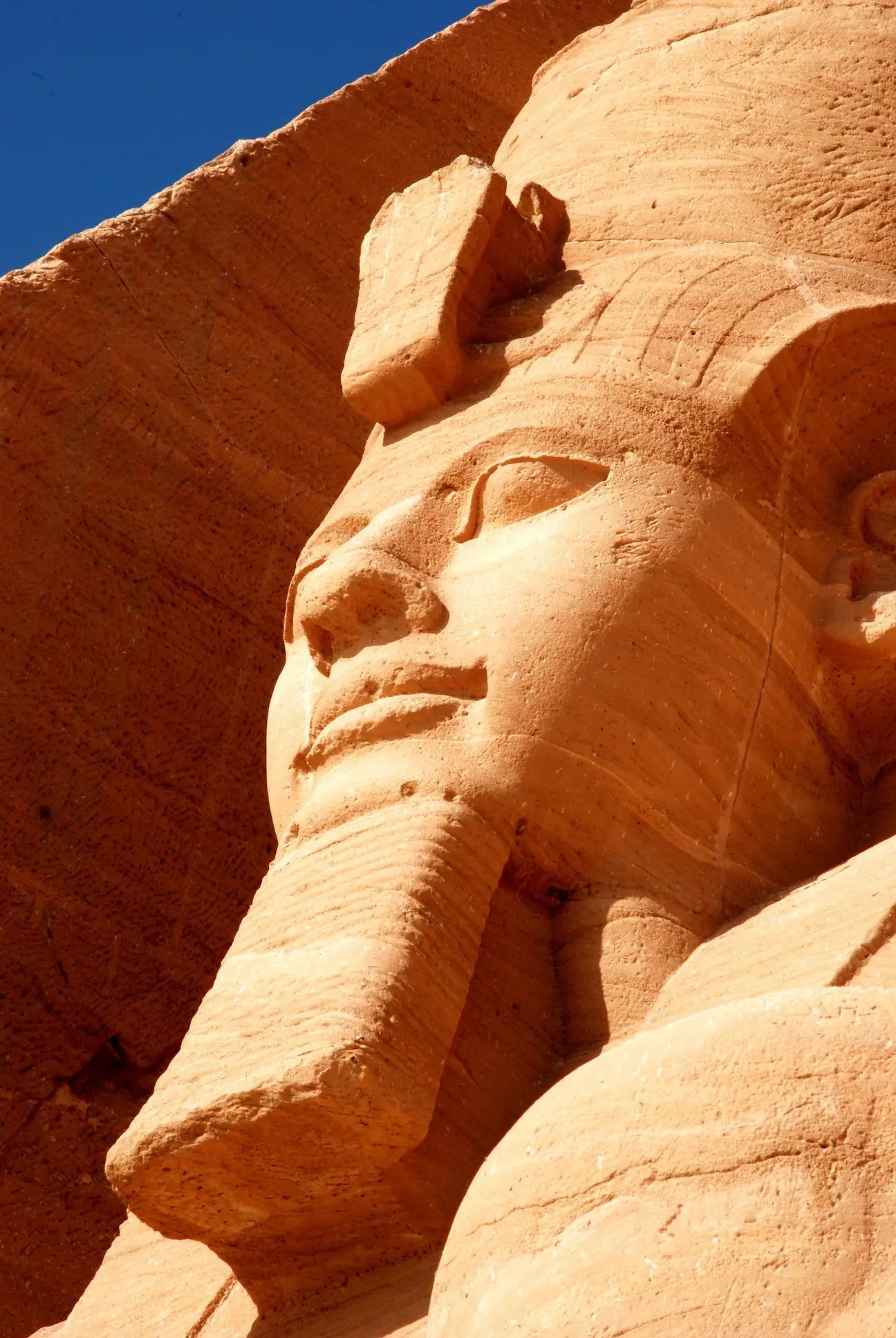 Tête énorme d'une statue de Ramsès II au temple d'Abou Simbel.