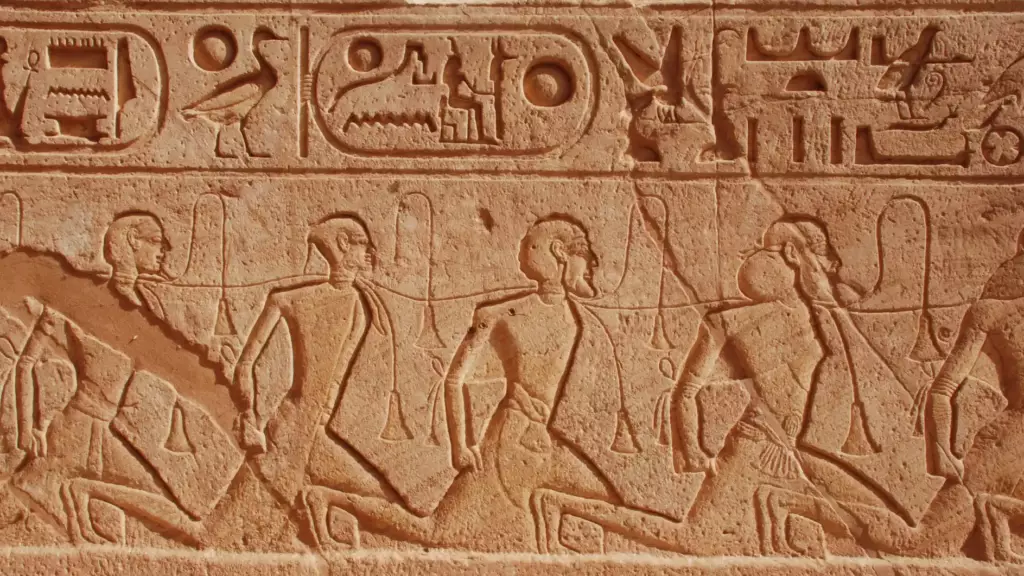 Gravures sur les murs de l'entrée du temple d'Abou Simbel