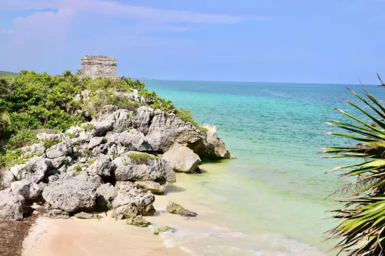 Ruines de tulum surplombant l'océan au Mexique