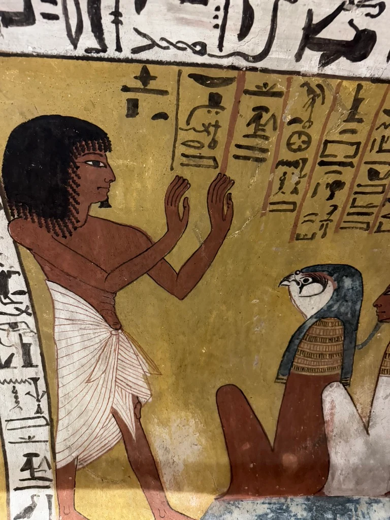 Murs entièrement peint et décorés dans les tombes de la Vallée des Artisans à Louxor