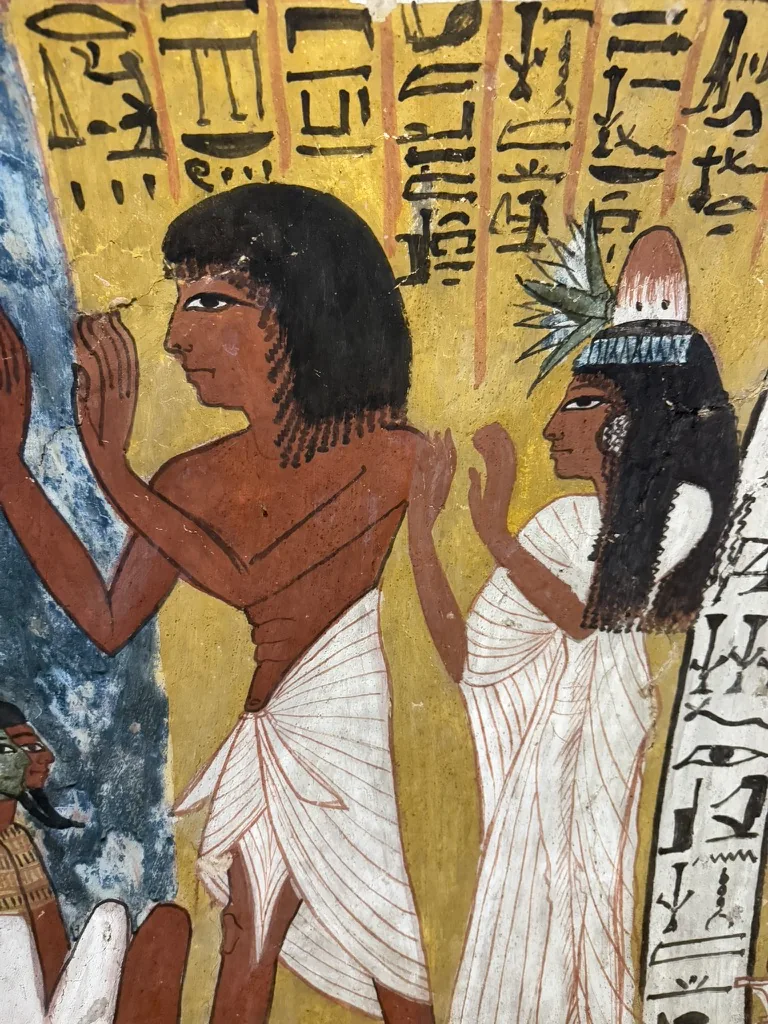 Murs et plafonds entièrement décorés dans les tombes de la Vallée des artisans à Louxor