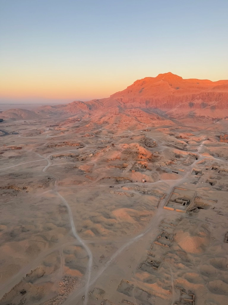 Vue aérienne sur la Vallée des Rois de Louxor depuis une montgolfière