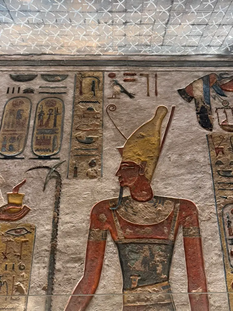 Hieroglyphes et gravures colorés sur les mur des tombes de la Vallée des rois