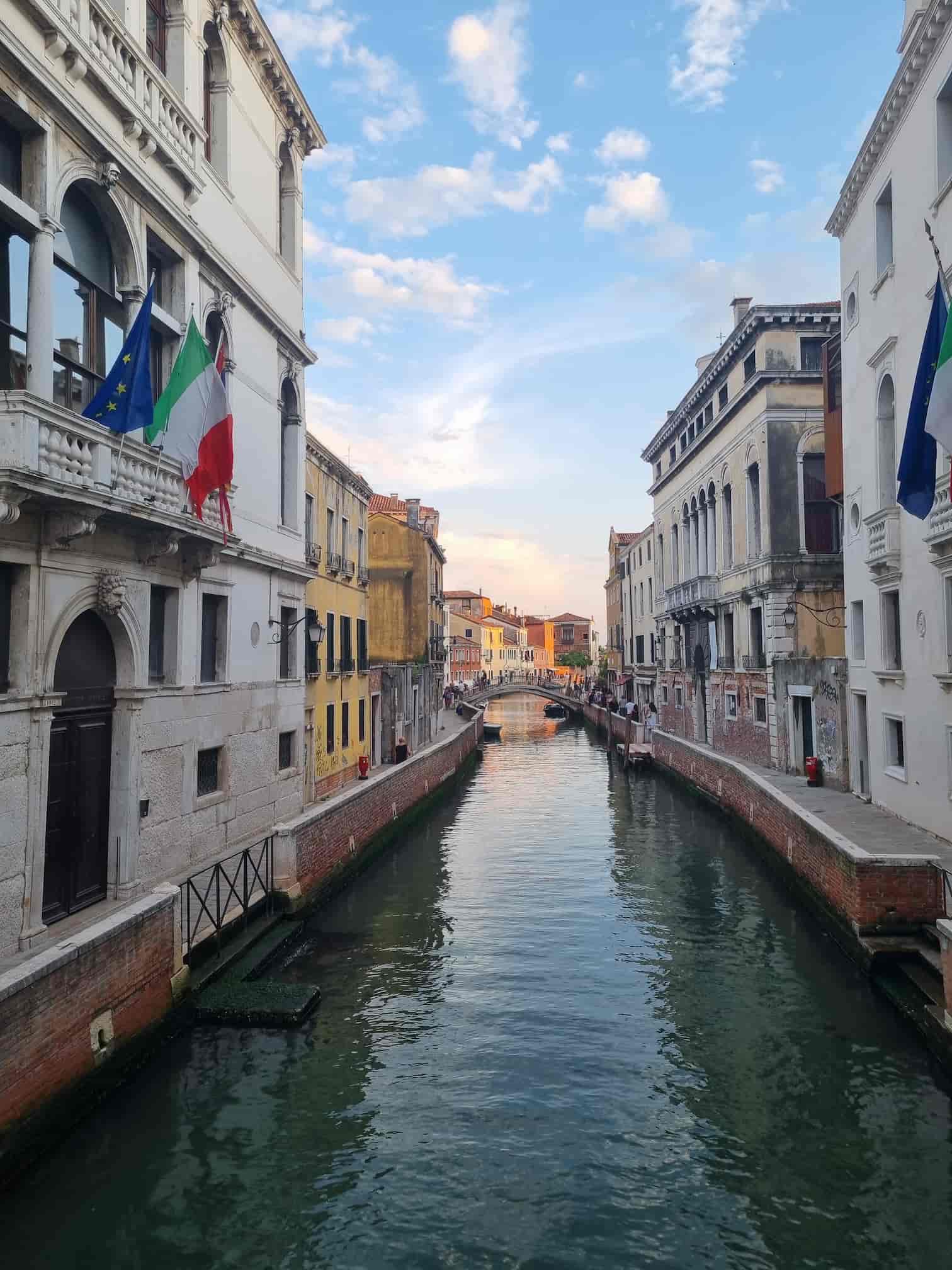 Coucher de soleil sur un canal à Venise