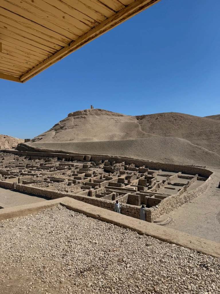 Ruines du village des artisans dans la Vallée des Artisans à Louxor
