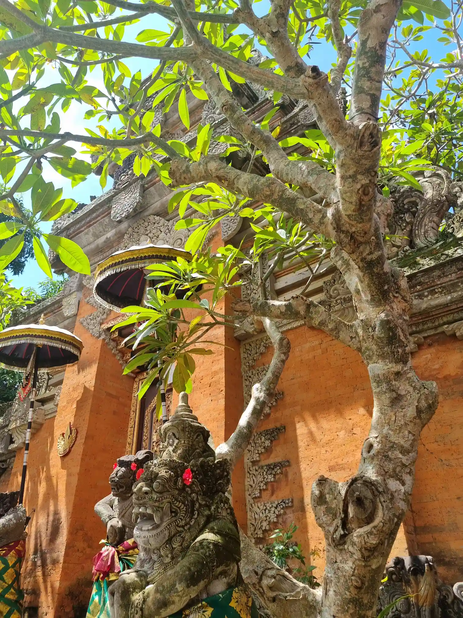Porte de l'Ubud Palace à Bali, avec statues et végétation