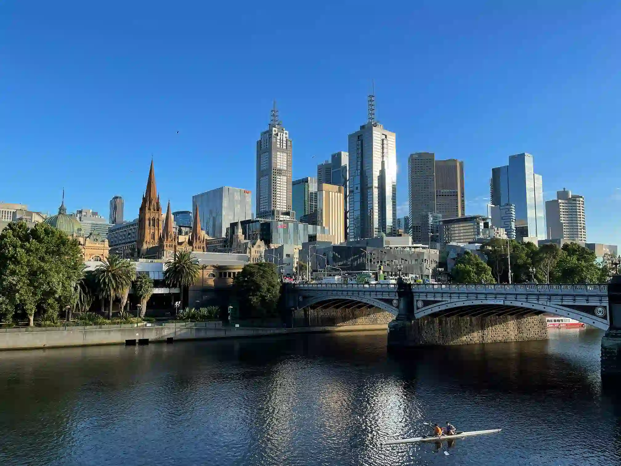 Southbank avec ses immeubles et son pont au dessus de la riviere Yarra à Melbourne
