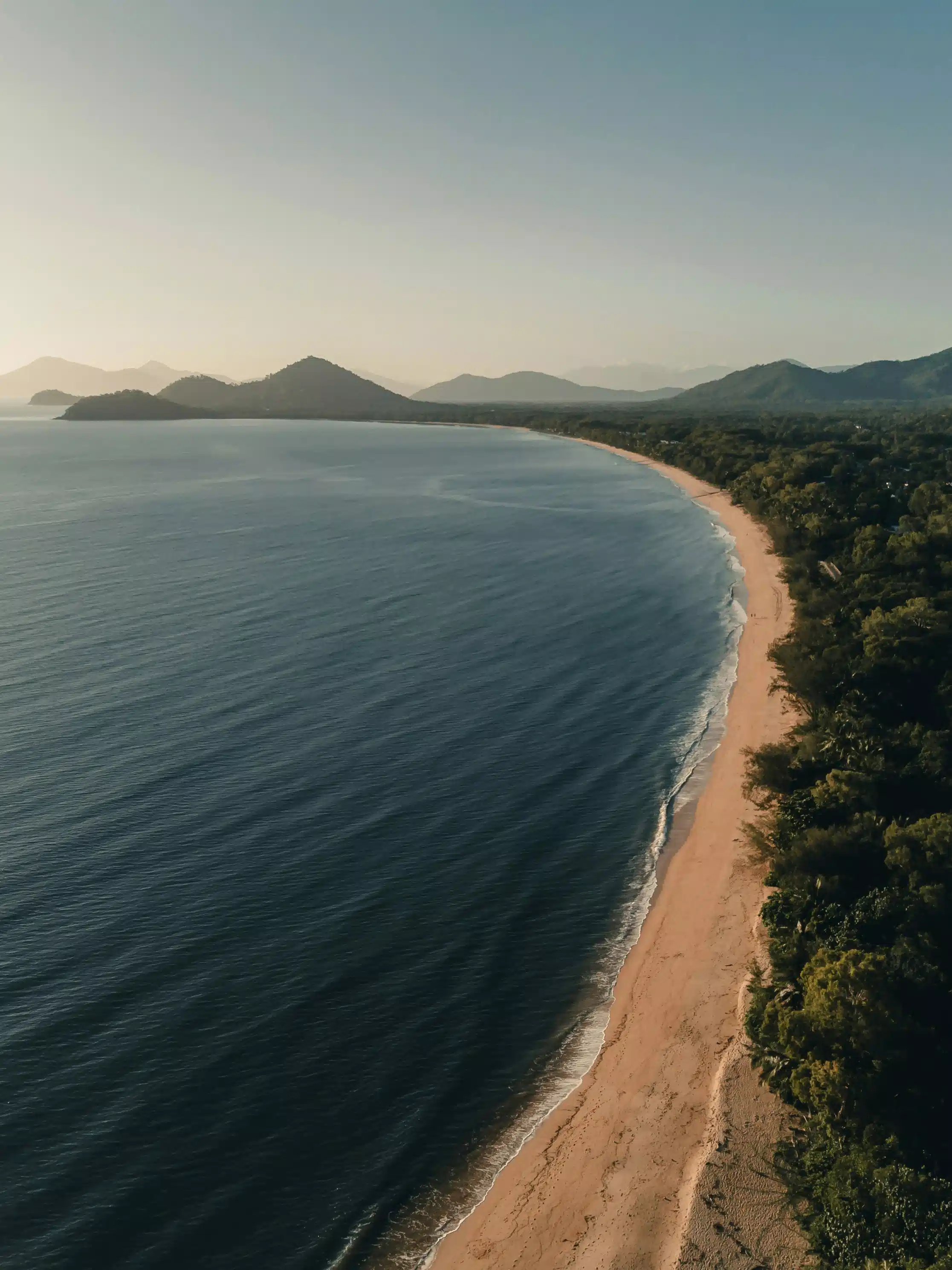 Baie de Palm Cove à côté de Cairns