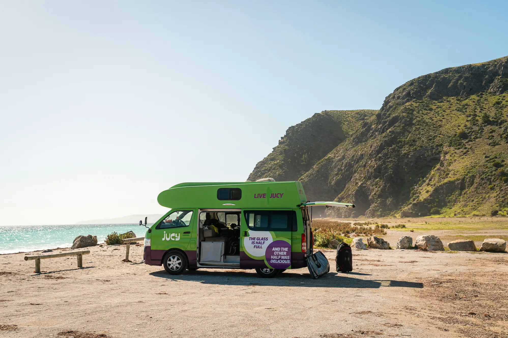 Campervan sur une route au bord de plage en Australie