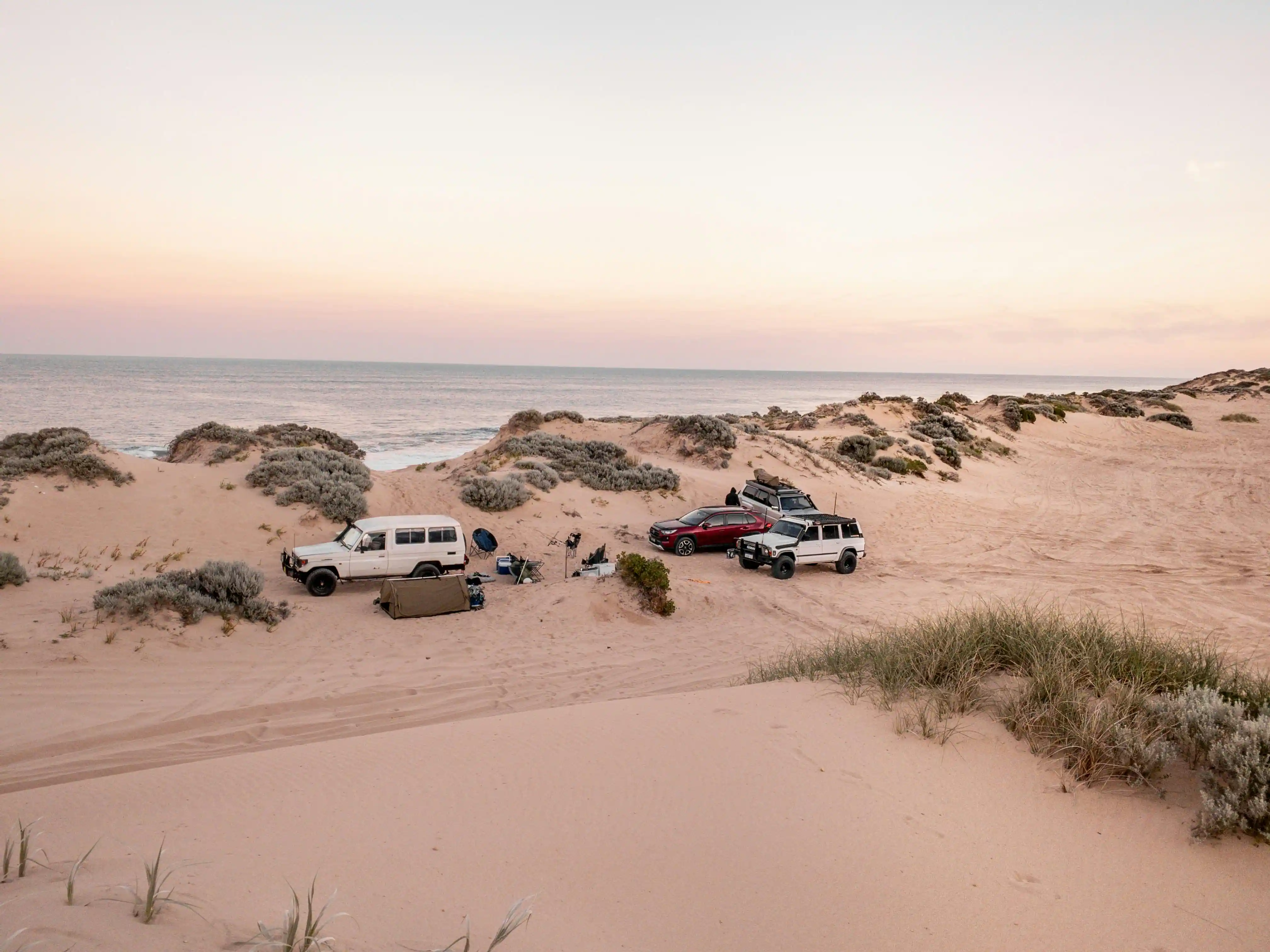 Ensemble de voitures 4x4 sur une plage 