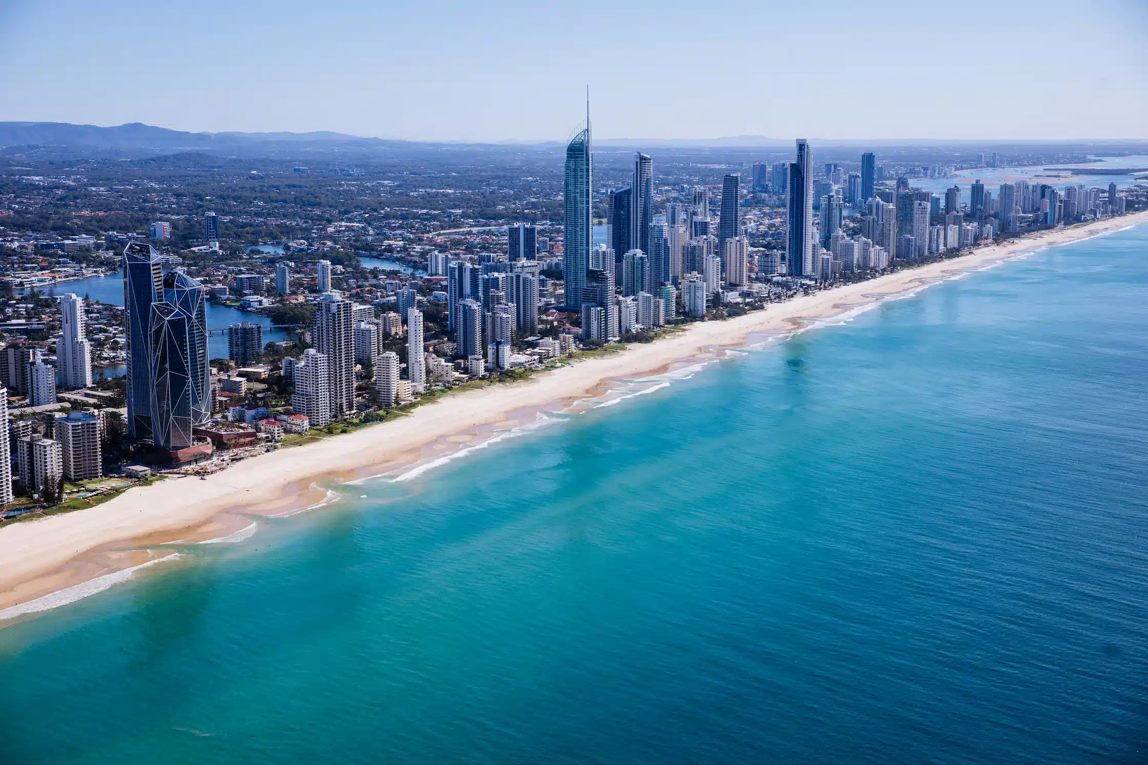 Gold Coast sur la cote est Australienne, de grands immeubles le long de la plage
