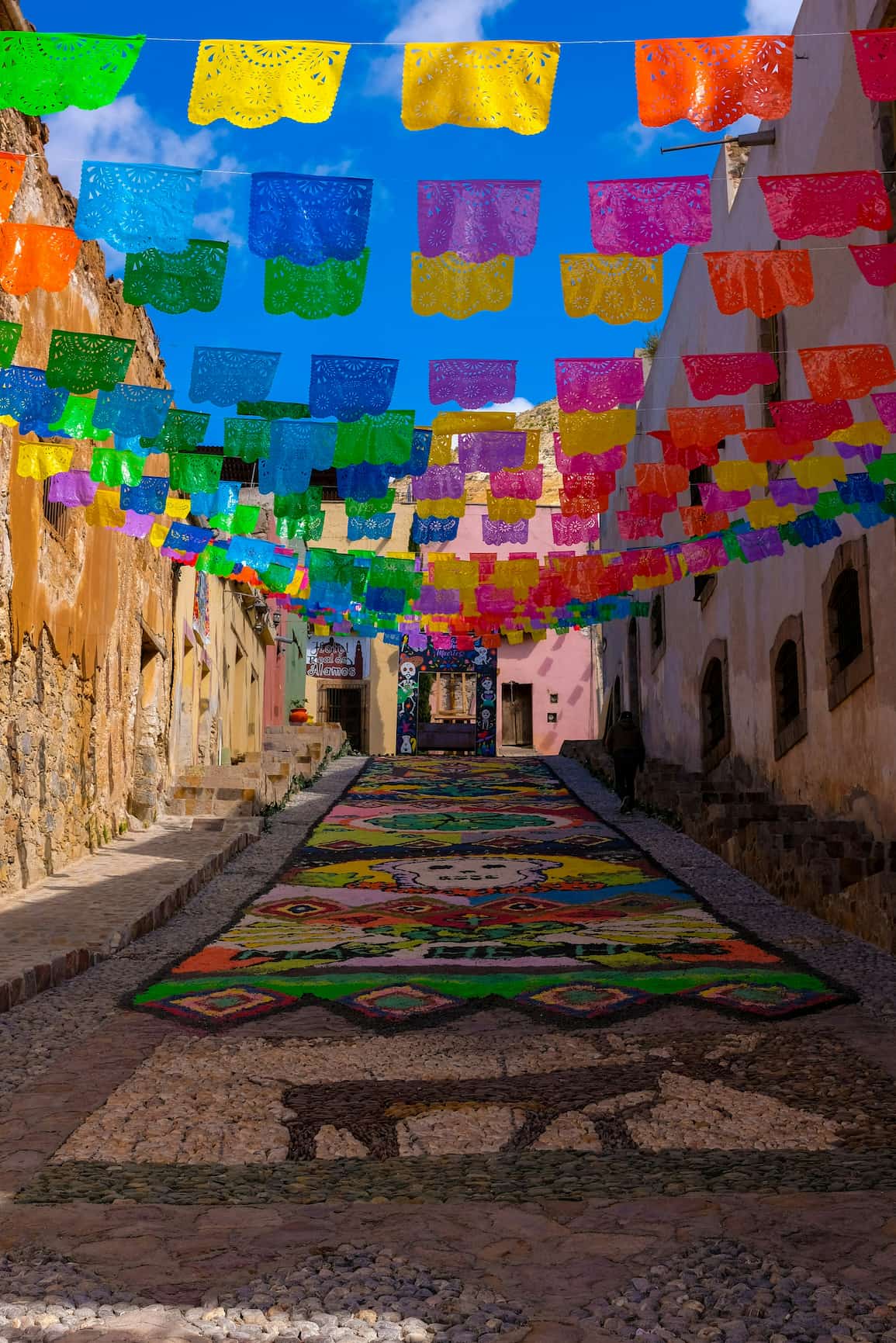 Rue décorée avec les papel picado