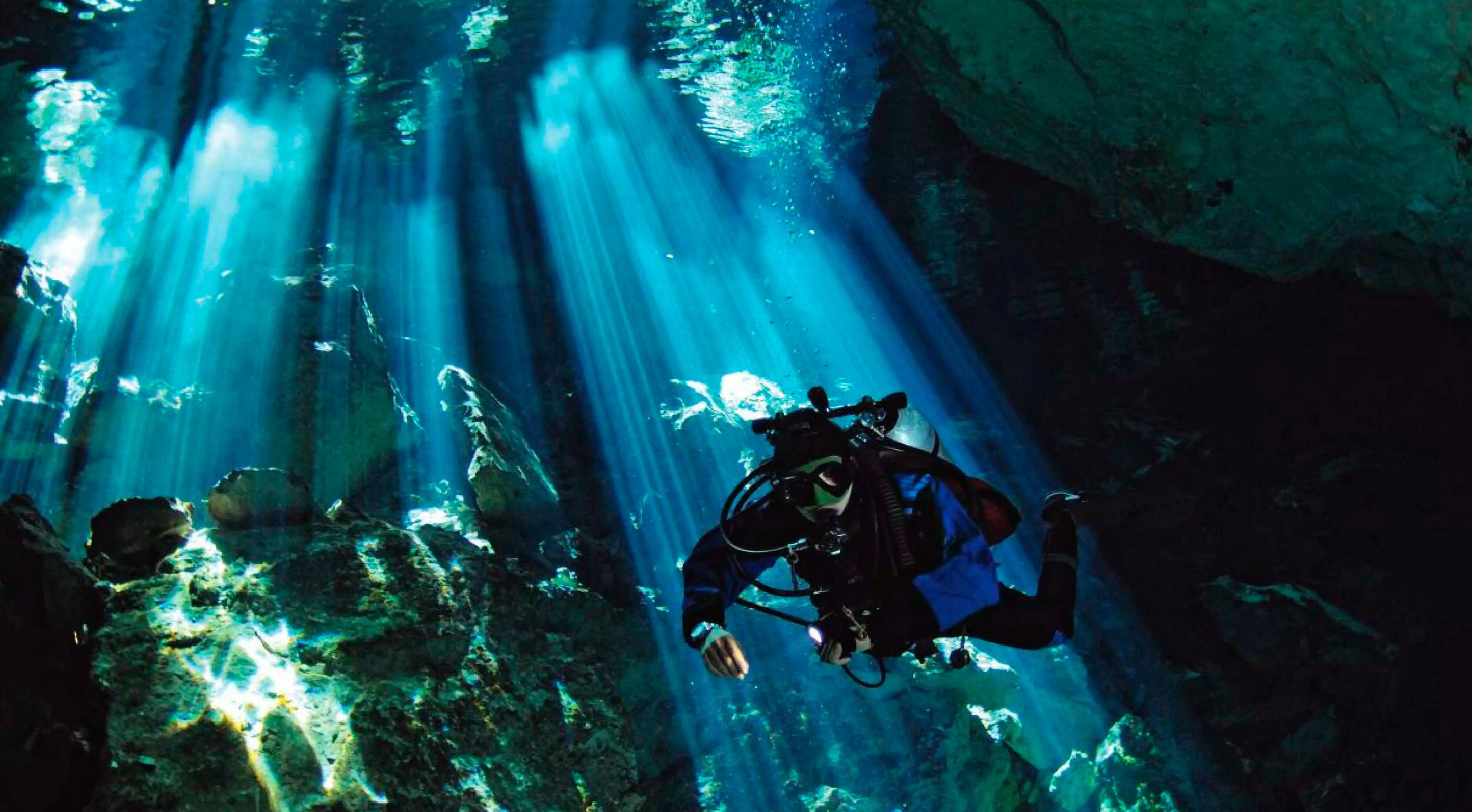 Plongée dans une cenote au Mexique