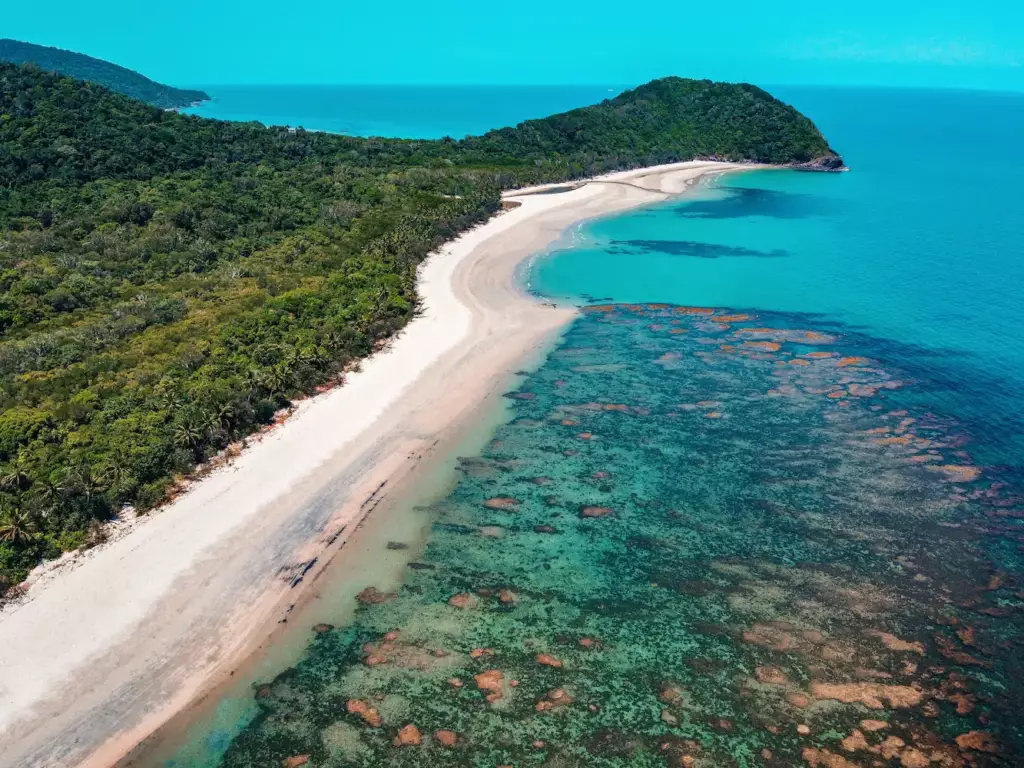 Plage de Cairns avec la barrière de corail australienne juste devant