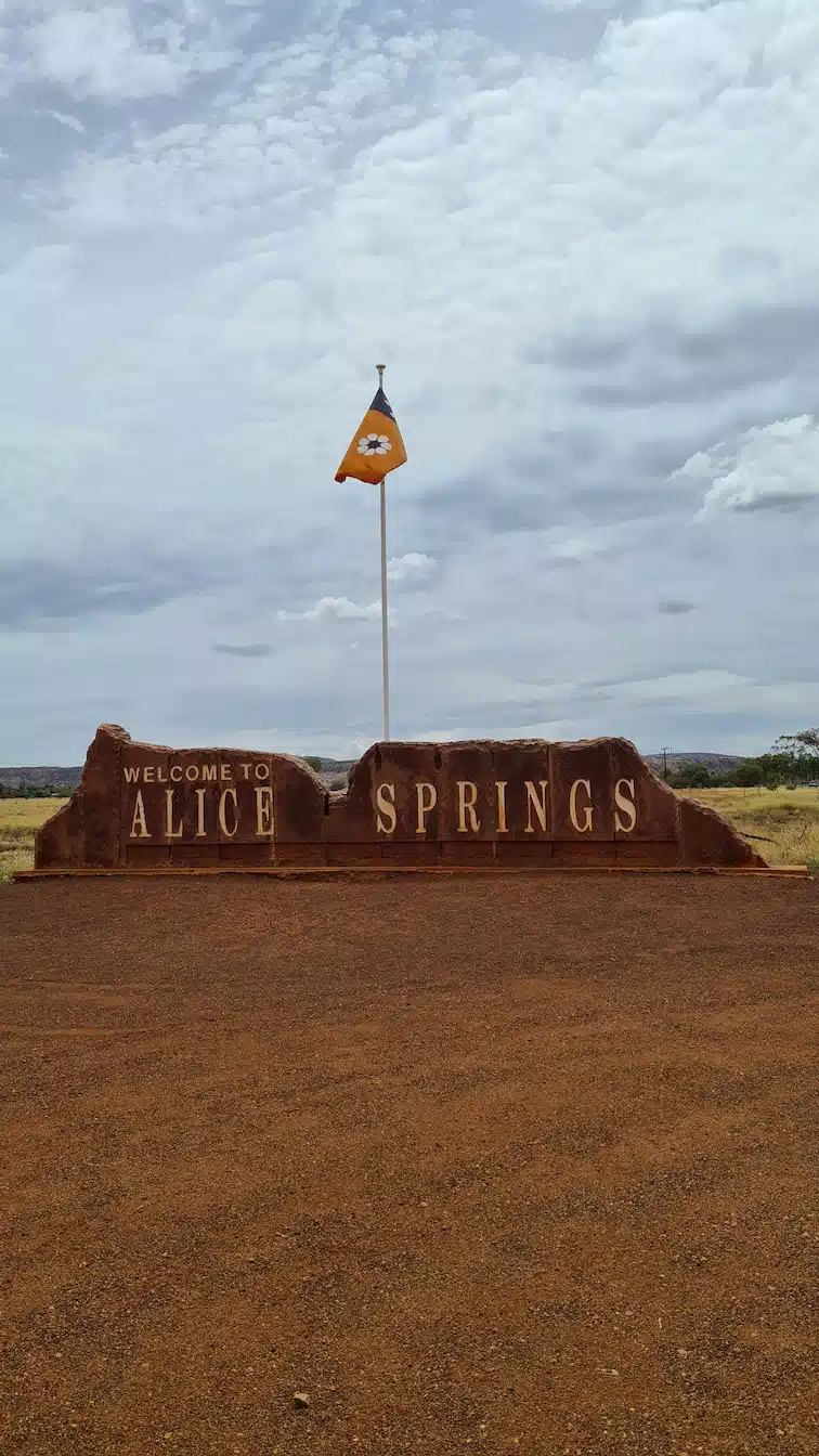 Panneau devant la ville d'Alice Springs
