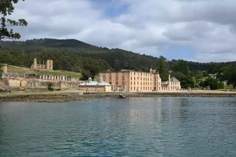 Port Arthur devant le lac