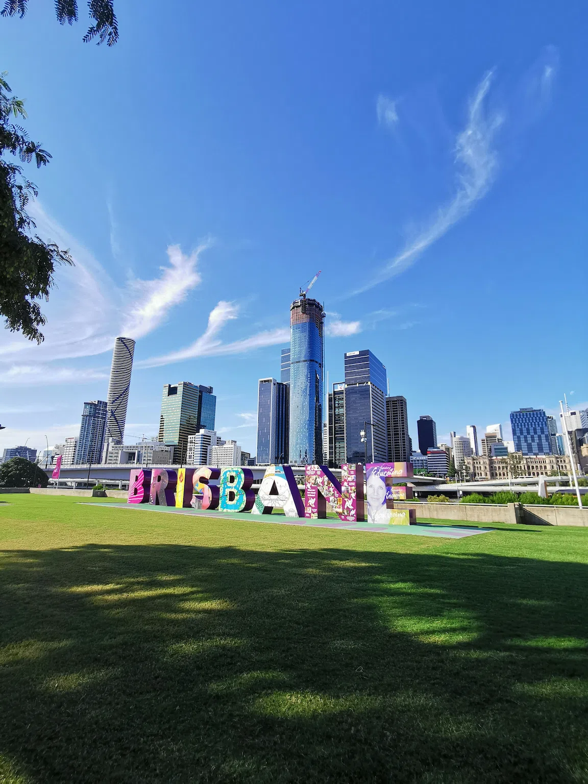Panneau coloré Brisbane avec de grands buildings en fond