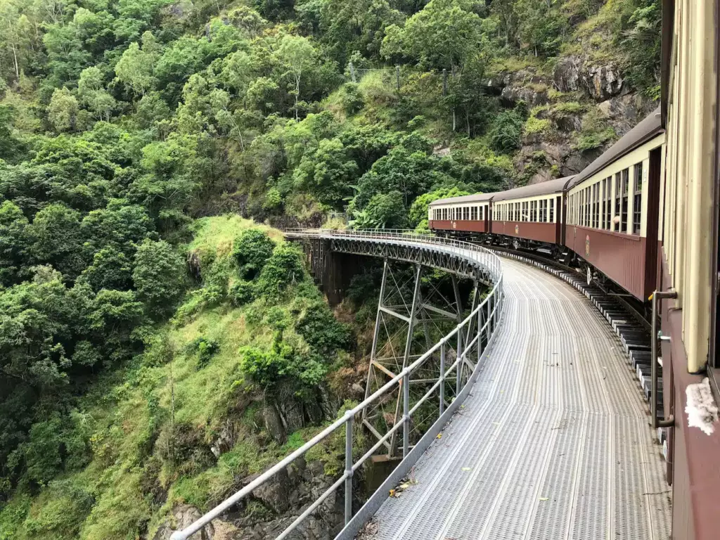 Chemin de Fer de Kuranda au milieu de la jungle en australie