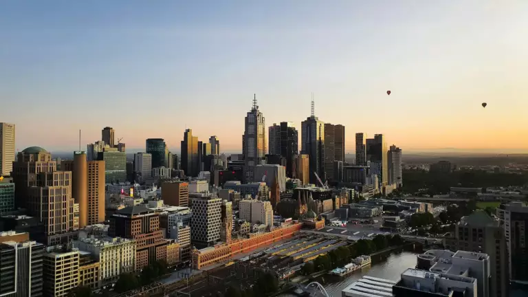 Quartier Victoria à Melbourne en Australie au coucher de soleil avec des montgolfieres en fond de paysage