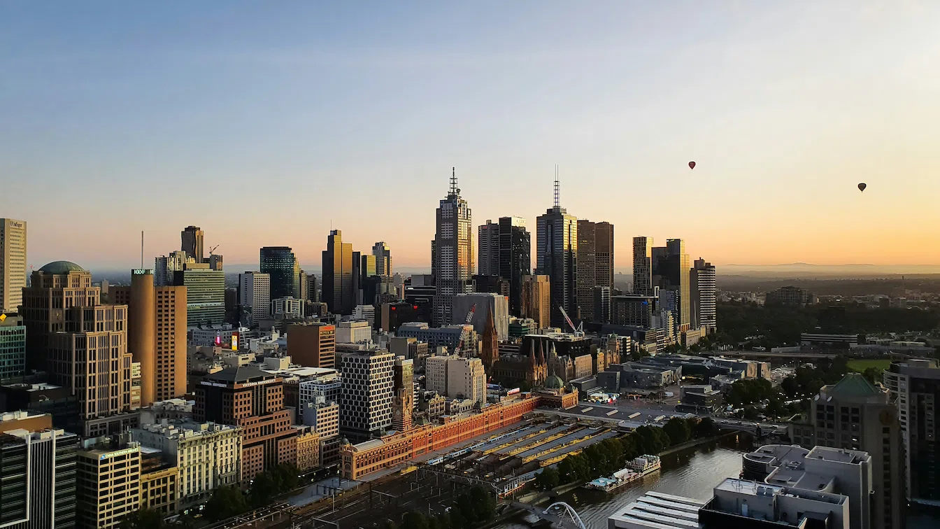 Quartier Victoria à Melbourne en Australie au coucher de soleil avec des montgolfieres en fond de paysage