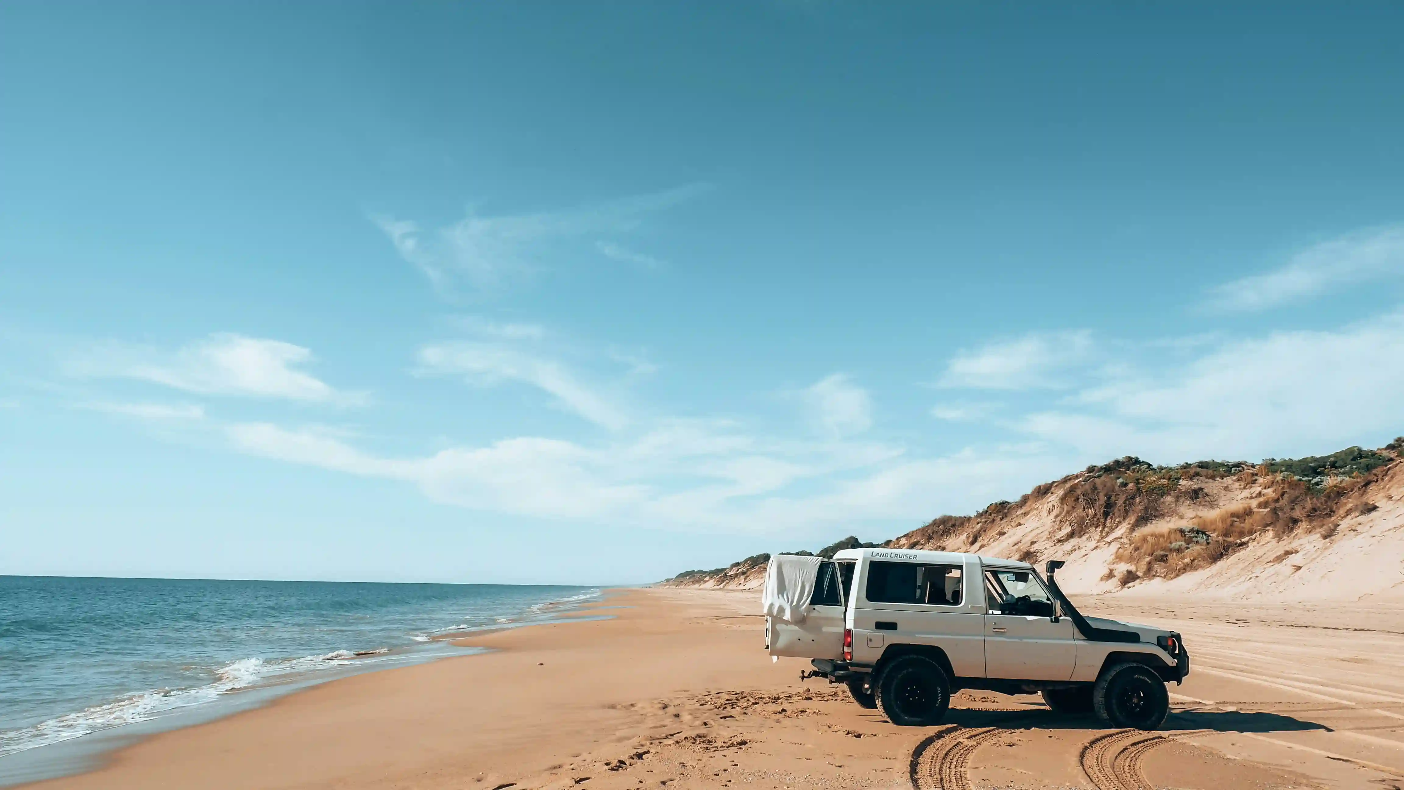 4x4 avec une tente sur la plage en Australie