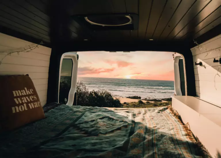 Intérieur d'un van vue sur mer en Australie