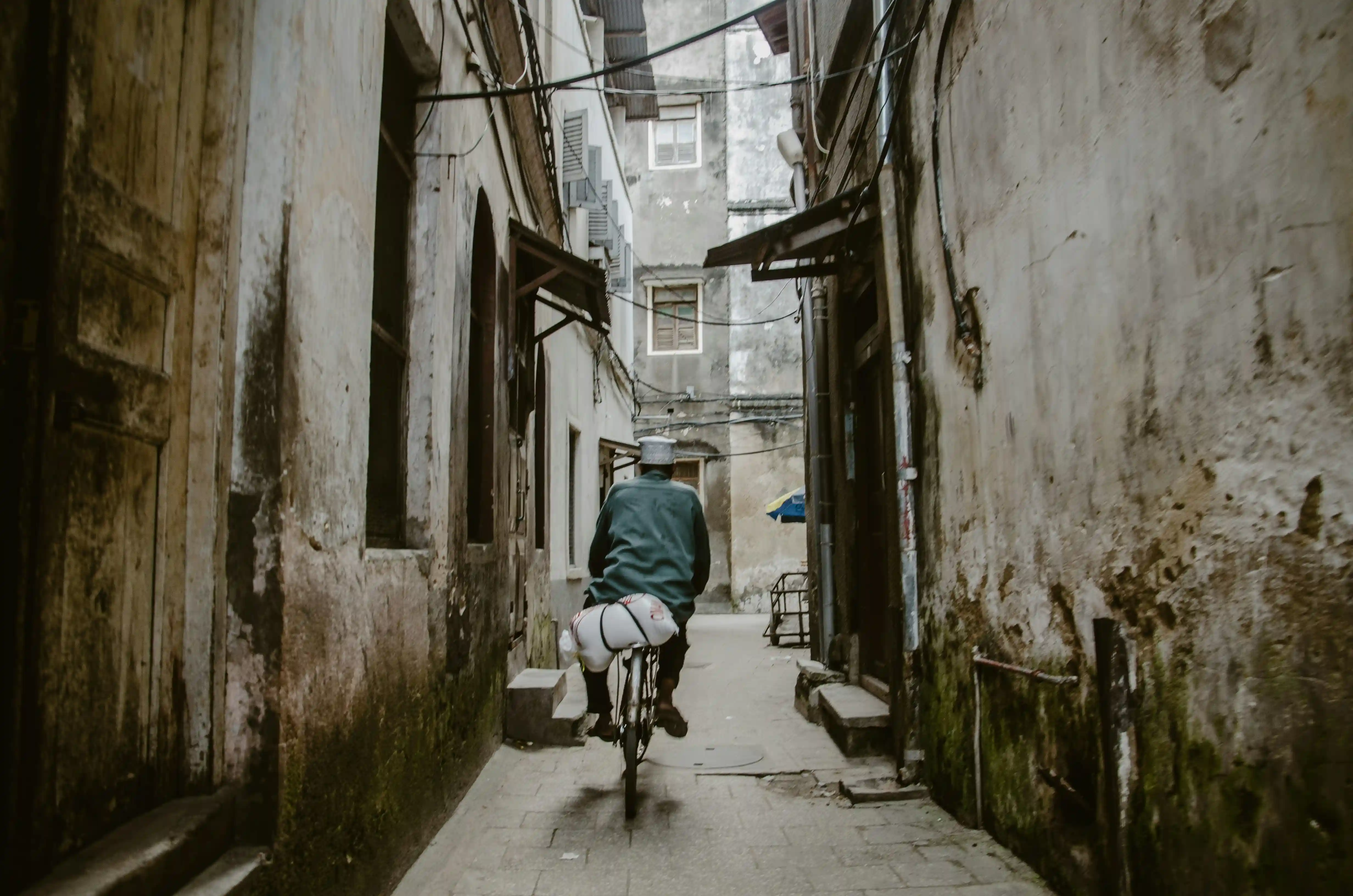 Ruelles de Stone Town avec un homme sur un vélo