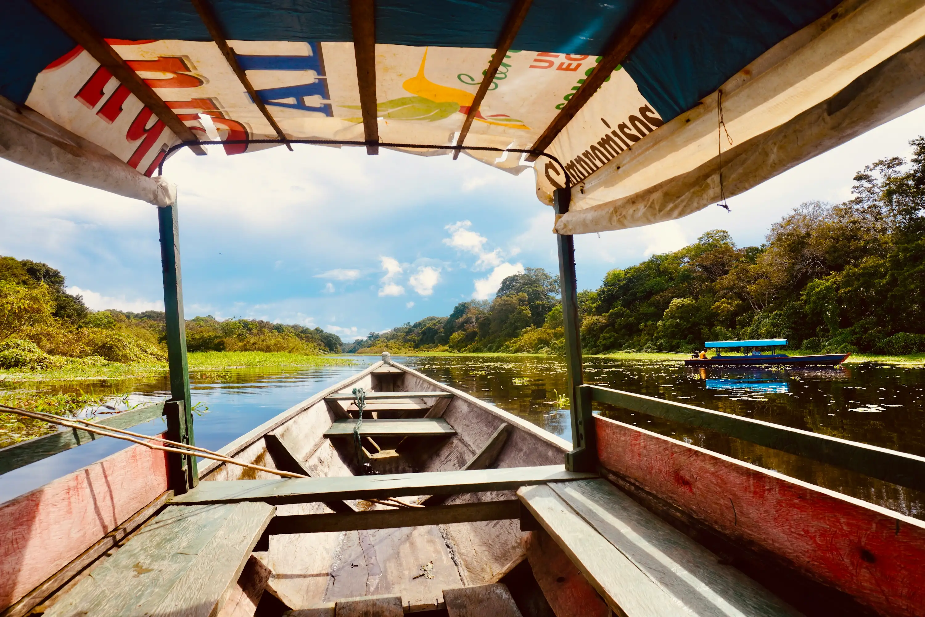 Pirogue pour se déplacer en Amazonie